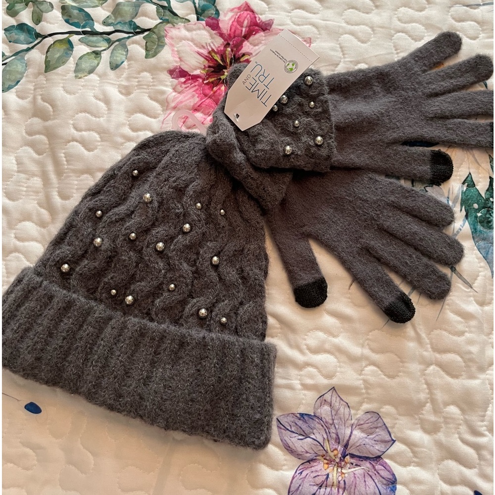 Hat and gloves